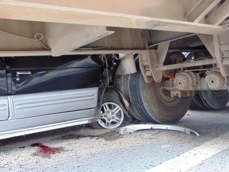 Chiếc xe tông thẳng vào đuôi rơ moóc.