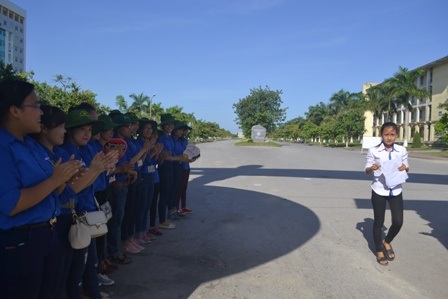 Thí sinh đầu tiên ra khỏi phòng thi tại Trường ĐH Hồng Đức. (Ảnh: Duy Tuyên)