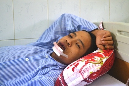 Anh Lê Văn Tuấn bị thương ở mặt, đang được điều trị tại bệnh viện.