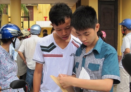 Các thí sinh dự thi vào lớp 10 THPT năm 2014.