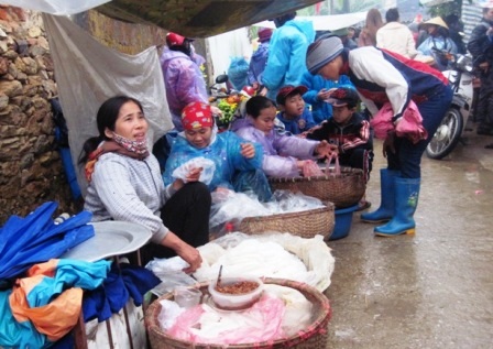  Hàng bánh tráng được bán để đem về dâng lên bàn thờ cúng ông bà tổ tiên.