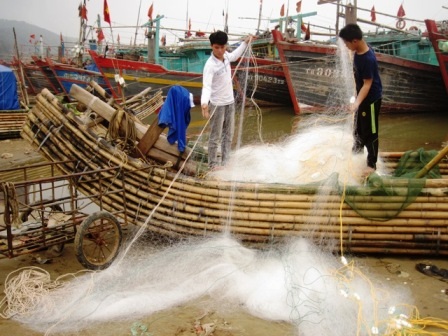  Ngư dân chuẩn bị ngư lưới cụ cho chuyến vươn khơi xông biển.