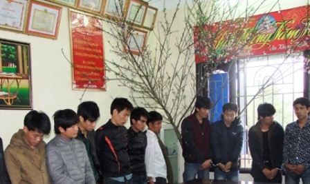 Bắt giữ 17 đối tượng đang tổ chức đánh bạc trong nhà hoang - 1 Các đối tượng đánh bạc bị bắt giữ.