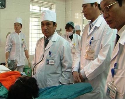  Bác sĩ Giáp (thứ 2 từ phải qua) thăm khám, chia sẻ với bệnh nhân tại bệnh viện.