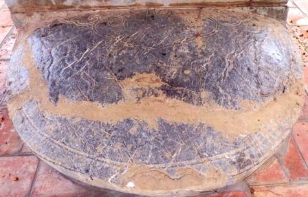 Trải qua thời gian, biến cố, rùa đã bị sứt lở.