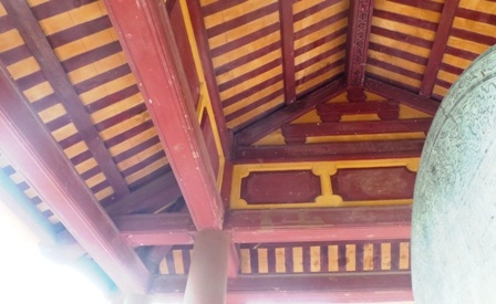 Nhà bia được phục dựng lại còn khá mới.