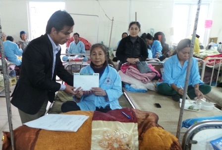 PV Dân trí trao quà bạn đọc đến bà Thiều Thị Lựa.