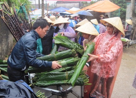  Nhiều người chọn mua lá dong về gói bánh chưng trong ngày Tết.