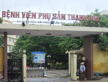  Bác sĩ Giáp (thứ 2 từ phải qua) thăm khám, chia sẻ với bệnh nhân tại bệnh viện.