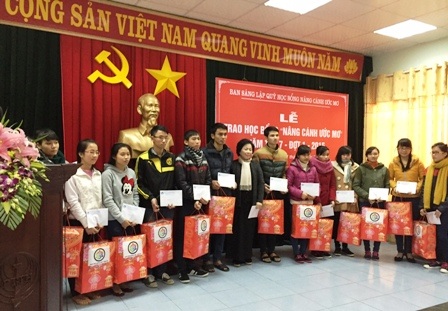 Trao học bổng tới các học sinh, sinh viên nghèo học giỏi.