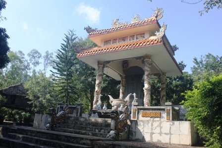 Lăng Triệu Tường và nền
Phương Cơ dưới chân núi Thiên Tôn.