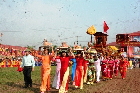  Dâng lễ vật lên Thần Nông và vua Lê Đại Hành.