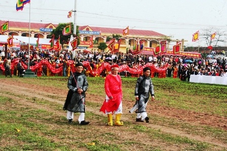  Vị cao niên bước từ cửa lễ đài làm lễ.
