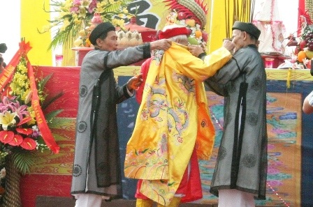 Sau khi khấn cáo vị cao niên này sẽ mặc Hoàng bào đóng vai vua Lê Đại Hành.