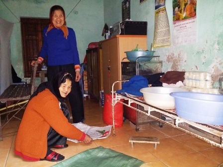 Các cụ trong khu điều trị sắp xếp đồ ăn Tết.