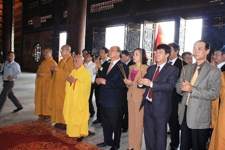 Phó Thủ tướng Nguyễn Xuân Phúc cùng các lãnh đạo Trung ương và địa phương dâng hương.