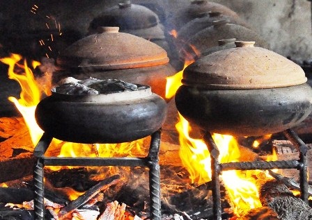 Những ngày cuối năm, bếp các gia đình trong xã Nhân Hậu đều đỏ lửa nấu cá.