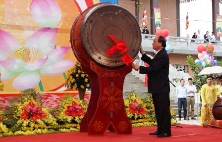 Phó Thủ tướng Chính phủ Nguyễn Xuân Phúc đánh trống khai hội chùa Bái Đính.