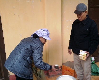  Chia nhau tý gạo, gói mỳ cho cái Tết được đầy đủ hơn.