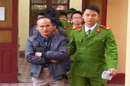 Triệt phá ổ nhóm đánh bạc có người canh gác - 2 Các đối tượng đánh bạc bị bắt giữ.