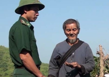 Cụ ông hơn 30 năm trèo đèo lội suối trông coi cột mốc biên giới - 1 Bố Hự báo cáo với cán bộ biên phòng về tình hình cột mốc và biên giới.