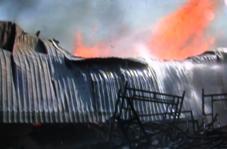 Ngọn lửa gặp gió bùng phát dữ dội