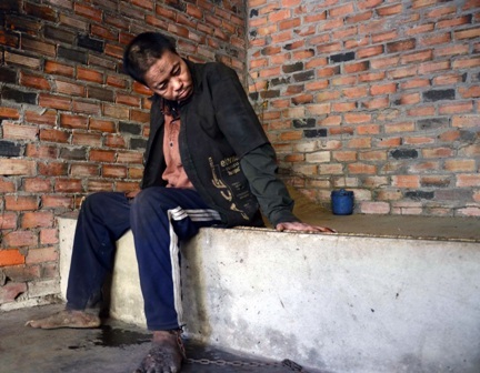 Ông sống một mình không vật dụng gì trong căn nhà trống không