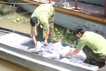 Thuốc lá lậu được cơ quan chức năng thu gữ trên chiếc vỏ lãi