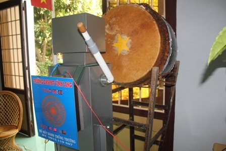 Thầy Nguyễn Hữu Thọ bên robot đánh trống trường