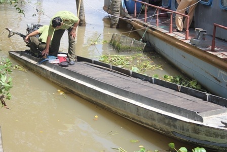 Thuốc lá lậu được cơ quan chức năng thu gữ trên chiếc vỏ lãi