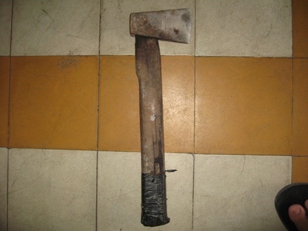 Cây búa chẻ củi đối tượng dùng chém vào tường và đầu mình