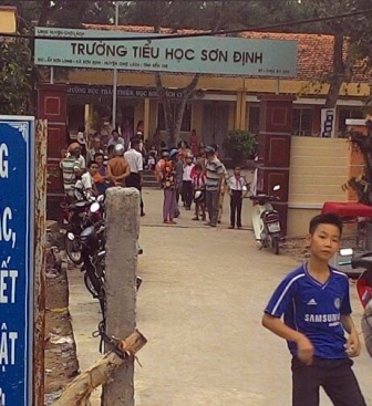 Cổng trường đổ đè chết một học sinh lớp 3 - 1 Nơi xảy ra tai nạn