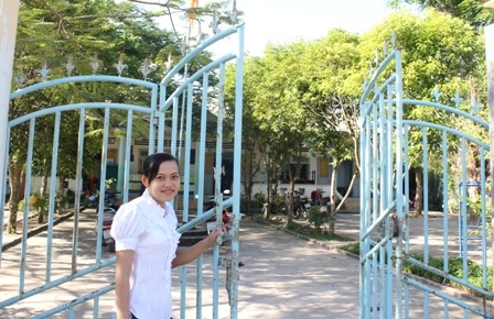 Thảo vừa làm bảo vệ kiêm luôn quét dọn ở Trường mẫu giáo Vĩnh Hòa.