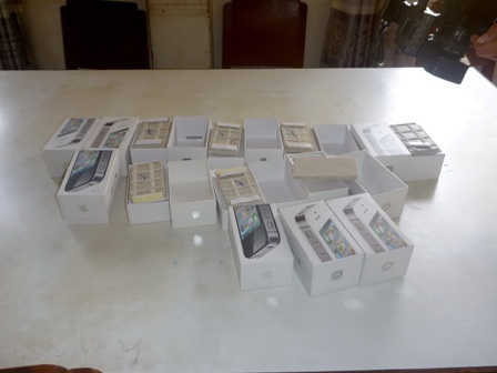 Những hộp điện thoại bên trong toàn gạch lát nền