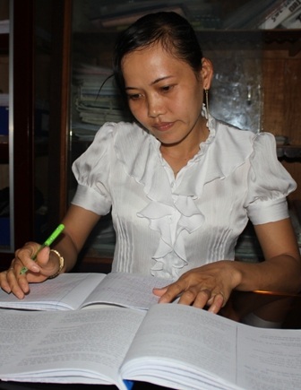 Thảo cũng mang tập, sách đến cơ quan, lúc rảnh là lấy ra học.