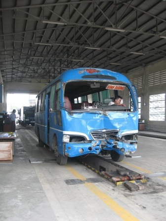 Xe khách tông sập cabin trạm thu phí đường cao tốc - 3 Chiếc xe khách được đưa đi kiểm định thắng xe.