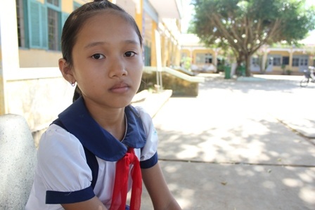 Nhờ heo đất khuyến học mà em Ngọc Đáng, học sinh Trường tiểu học Vĩnh Hoà được đến lớp.