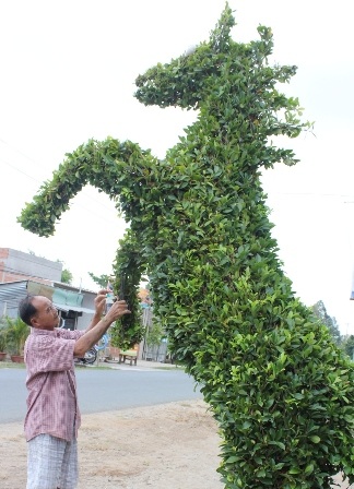 Mỗi năm nghệ nhân Năm Công đều tạo hình một con vật khác nhau bằng cây gừa