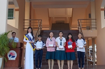 Á hậu Diễm Trang tặng quà cho học sinh nghèo, học giỏi nhân dịp về thăm trường cũ.