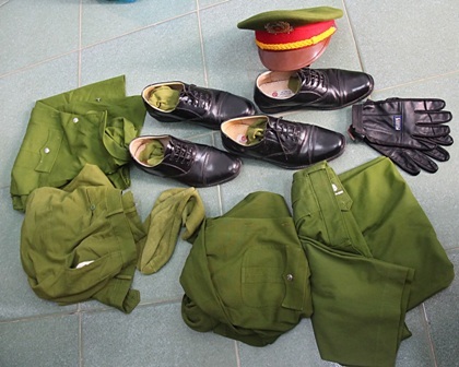 Trang phục công an mà đối tượng Trường mua thông qua mạng internet