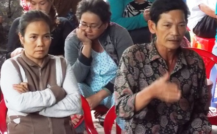 Bà Dung (bìa trái) bị xử phạt 7,5 triệu đồng vì hành vi trị bệnh bằng mê tín