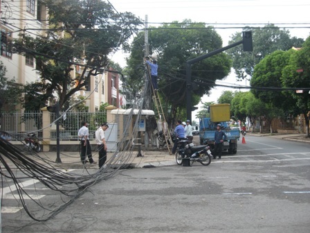 Xe container kéo sập trụ điện làm mất điện cả khu vực