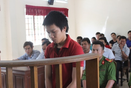 Trung sĩ công an xả súng loạn xạ bị xử 9 năm 9 tháng tù giam - 1 Bị cáo Phúc tại phiên toà