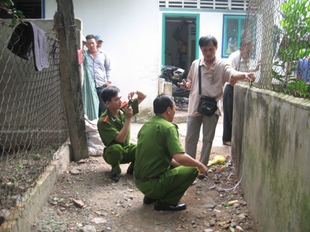 Một thanh niên bị đâm chết trong đêm - 1 Hiện trường vụ án mạng