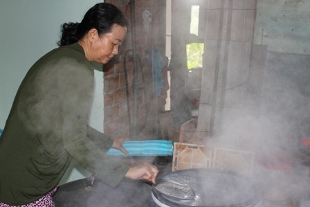 Hầu hết các công đoạn đều làm thủ công nên đảm bảo hương vị truyền thống của bánh tráng Cù Lao Mây
