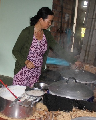 Công đoạn tráng bánh tráng đòi hỏi khéo tay nên phù hợp với lao động nữ