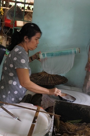 Công đoạn tráng bánh tráng đòi hỏi khéo tay nên phù hợp với lao động nữ