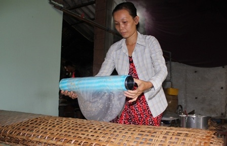 Đưa bánh tráng lên giá đỡ chuẩn bị đem phơi