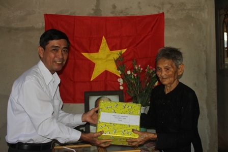 Ông Huỳnh Văn Công, Chủ tịch Hội Chữ thập đỏ tỉnh Bến Tre tặng quà mừng gia đình có nhà mới