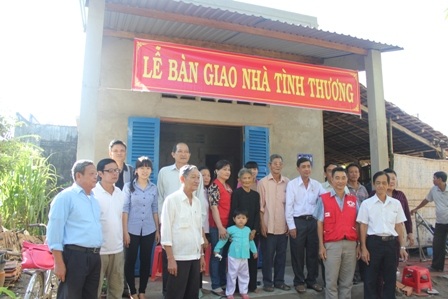 Chính quyền địa phương và gia đình vui mừng bên căn nhà mới